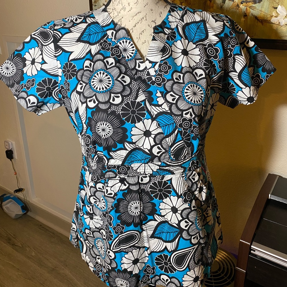 Used women’s scrub top. 100% cotton. Great condition.